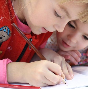Deux enfants qui écrivent dans un cahier